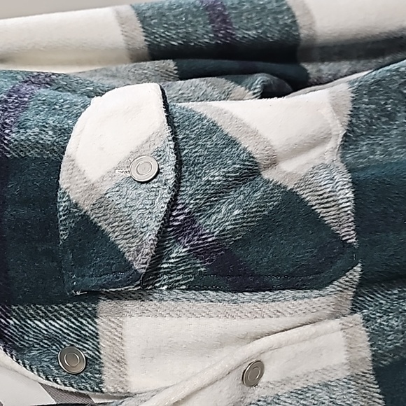 Vine and Live Fleece Top - Picture 5 of 6